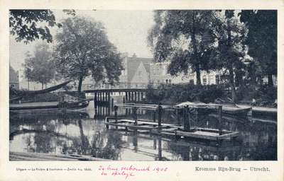 2288 Gezicht op de Stadsbuitengracht te Utrecht met in het midden de Krommerijnbrug en op de achtergrond de voorgevels ...